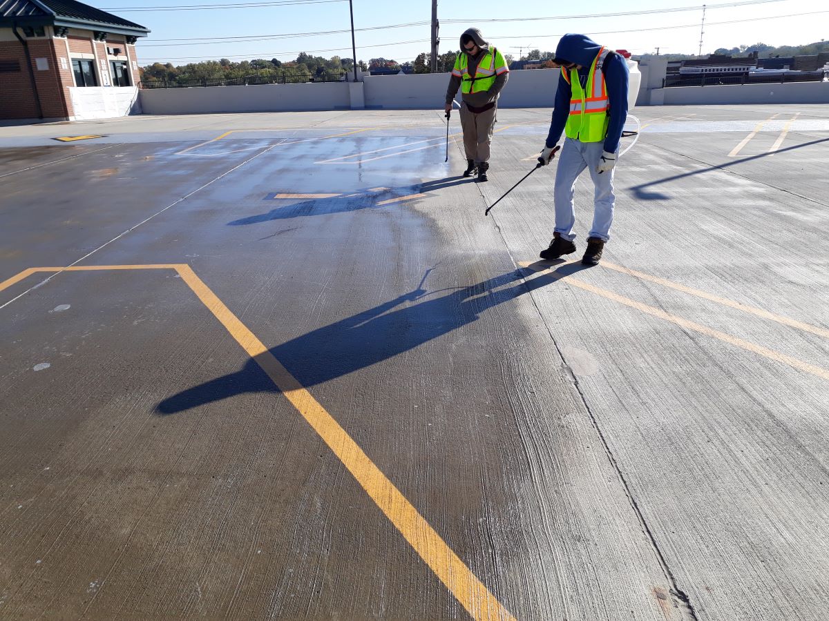 Ingeniero revisando especificaciones de recubrimientos para concreto